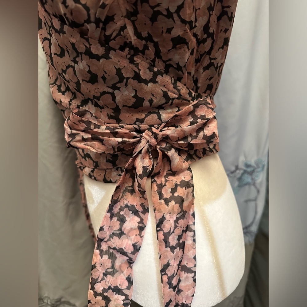 👗Lulu’s - Pretty Little Flower Black Floral Print Organza Wrap Crop Top, size M - Picture 6 of 8